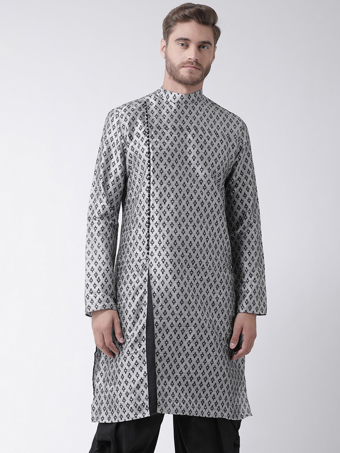 

DEYANN Men Silver-Toned & Black Ethnic Motifs Printed Dupion Silk Kurta with Patiala