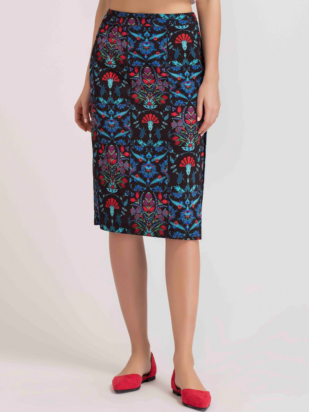 

SHAYE Women Navy Blue & Red Printed Pencil Knee-Length Skirt