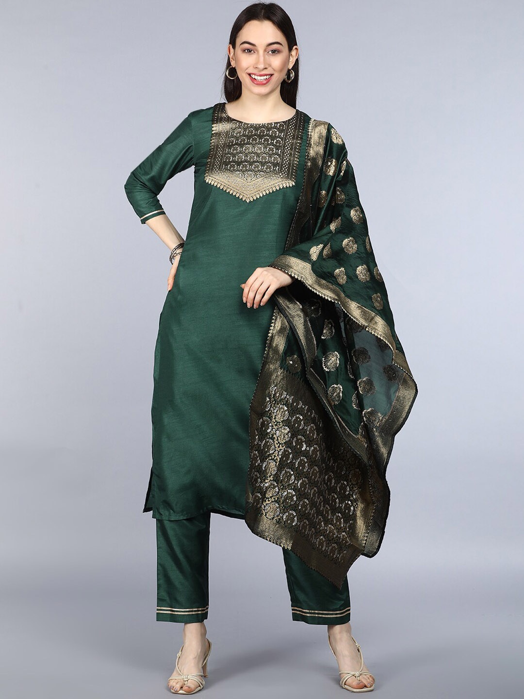 

AHIKA Women Green & Gold-Toned Ethnic Motifs Empire Kurta With Trousers