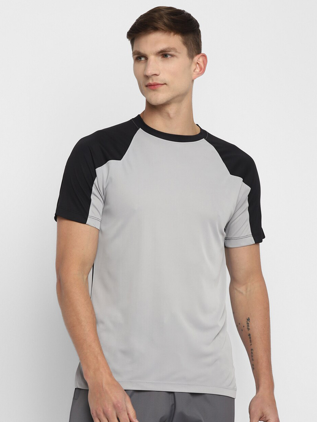 

Yuuki Men Grey Solid Round Neck T-shirt