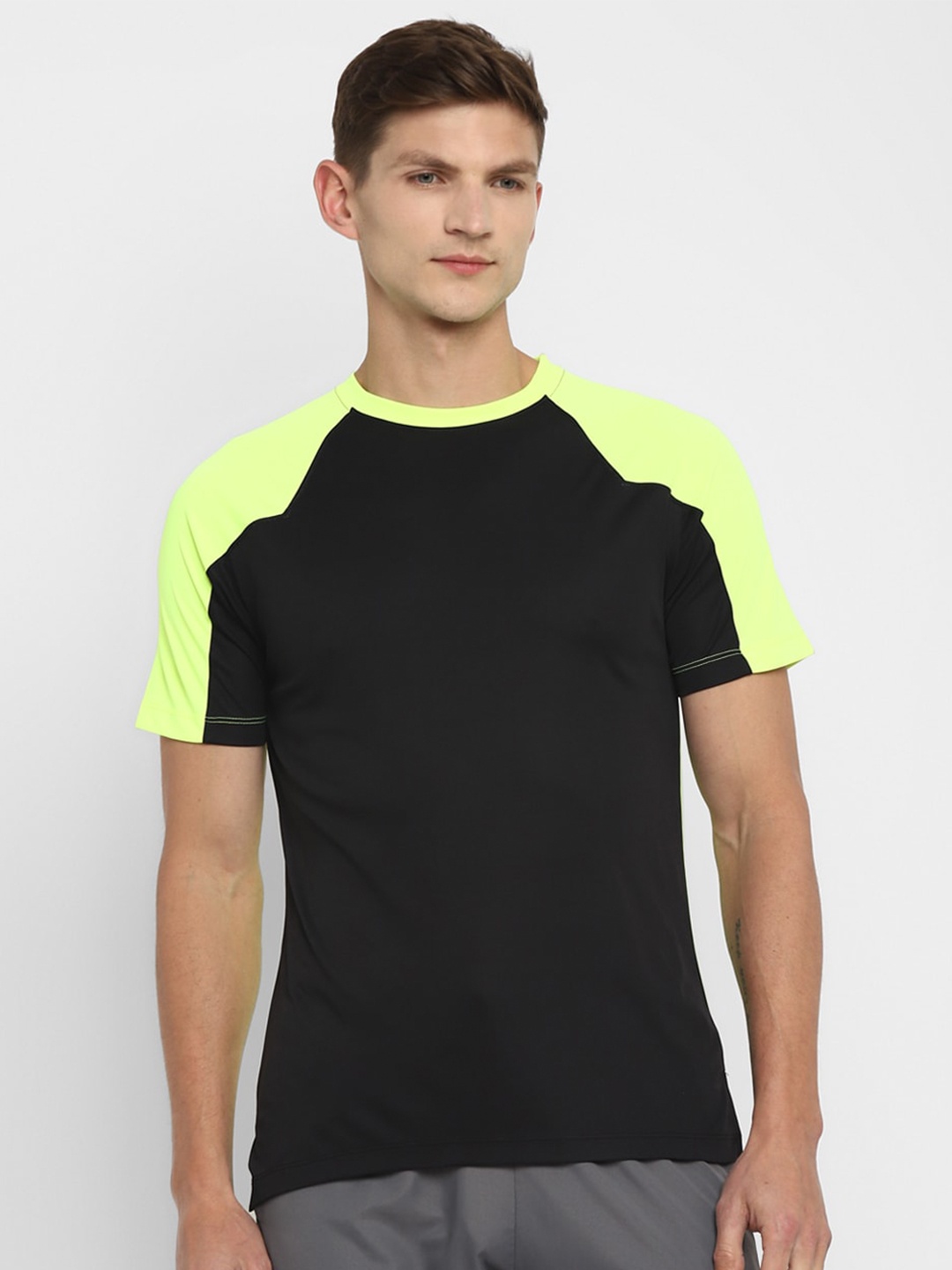 

Yuuki Men Black & Lime Green Solid Round Neck T-shirt
