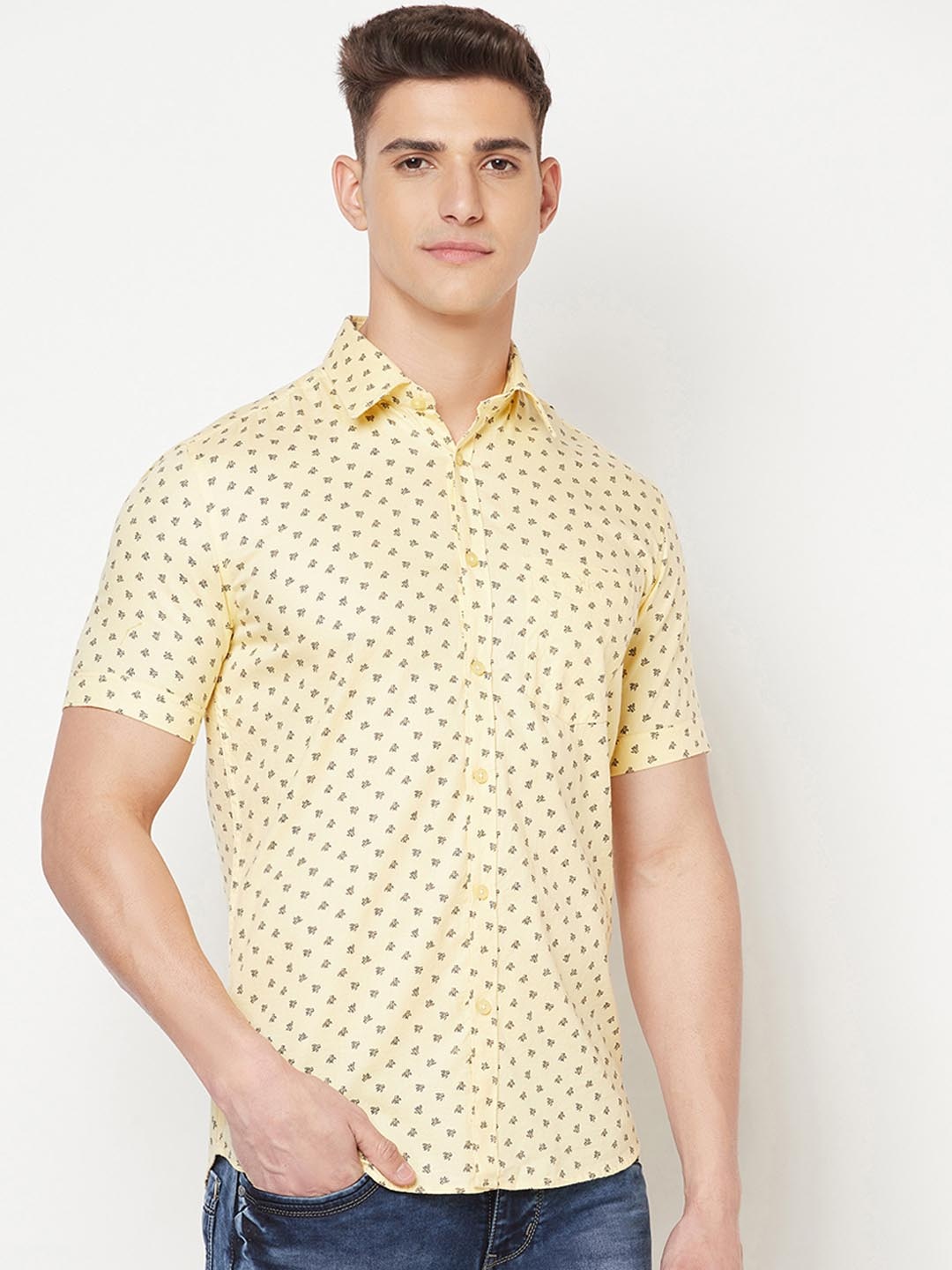 

Crimsoune Club Men Yellow Slim Fit Printed Casual Shirt