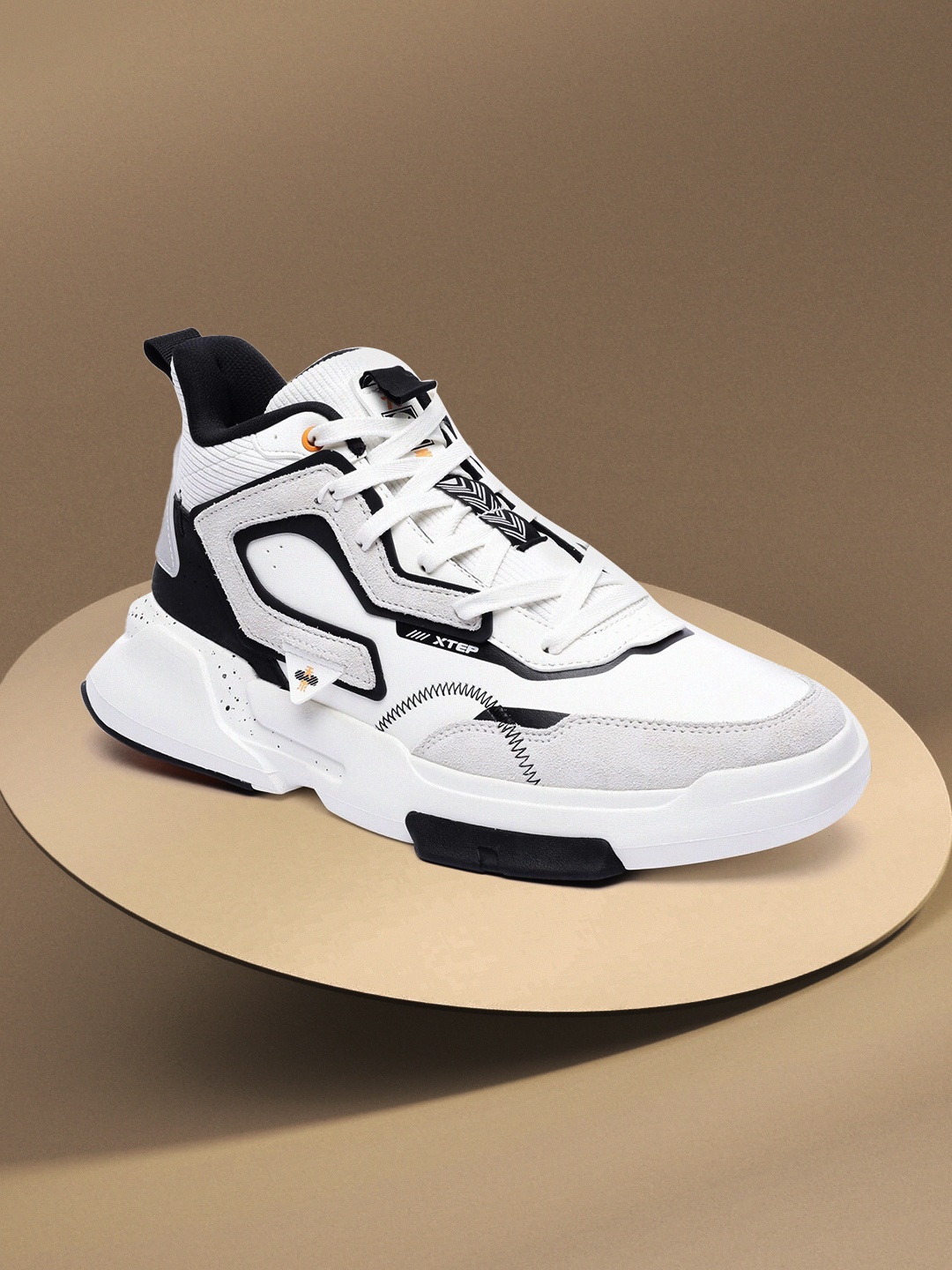 

Xtep Men White Skateboarding Non-Marking Shoes