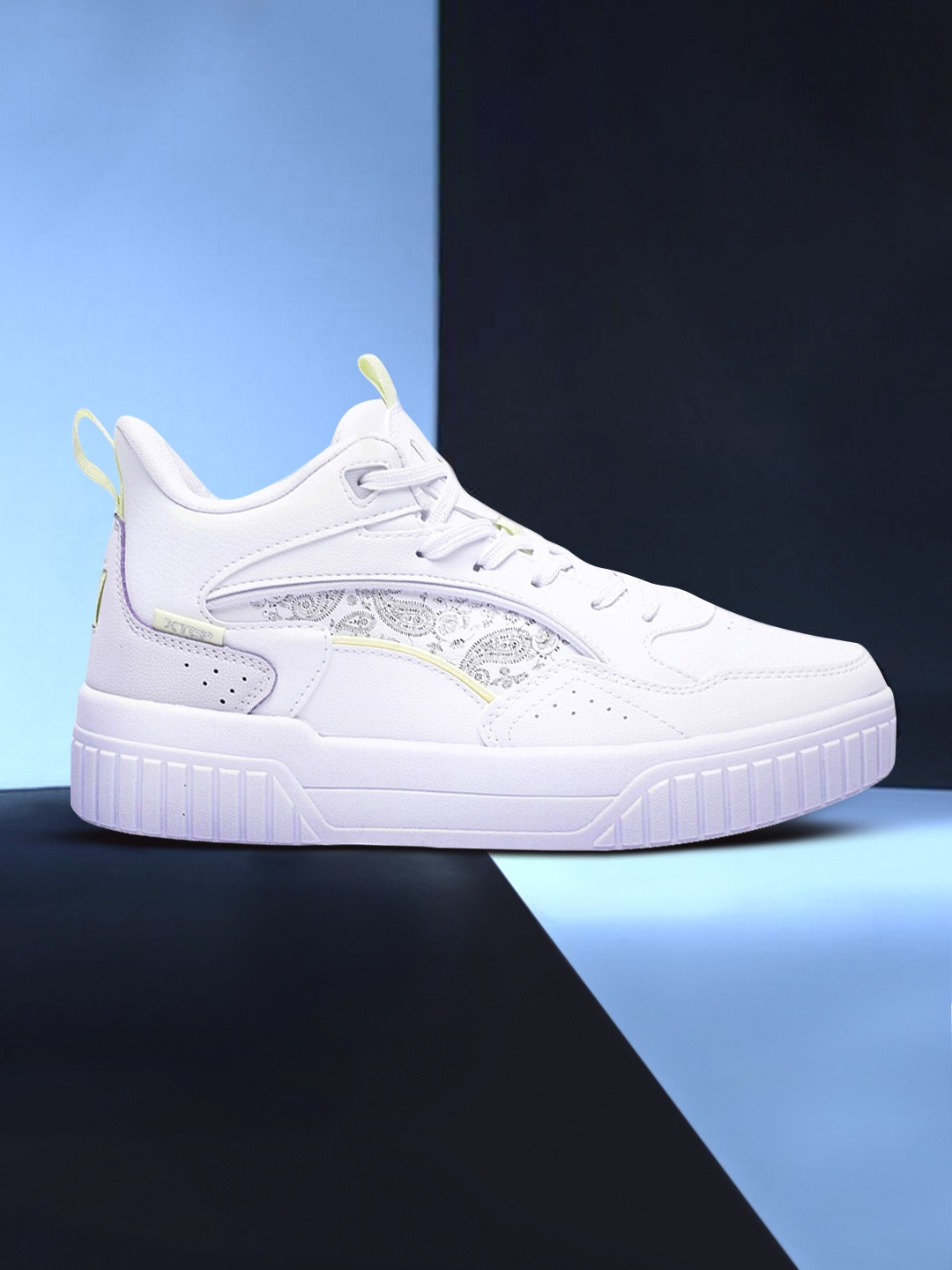 

Xtep Women White Classic Skateboarding Non-Marking Shoes
