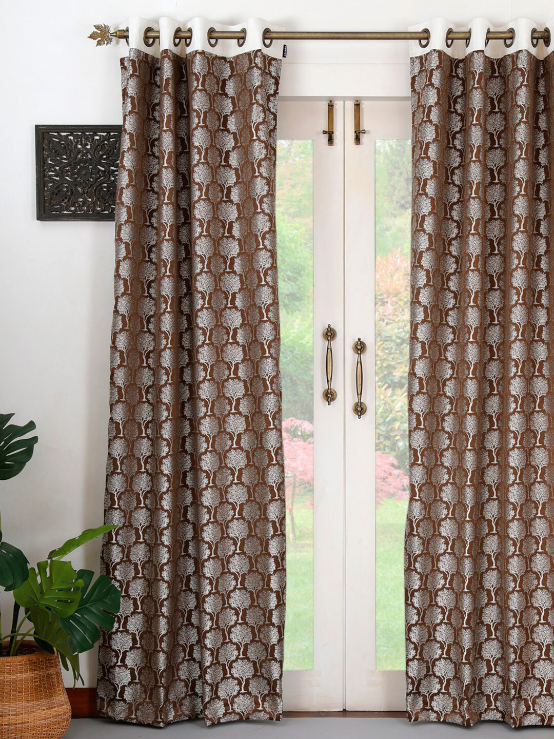

Ariana Brown & Silver-Toned Door Curtain