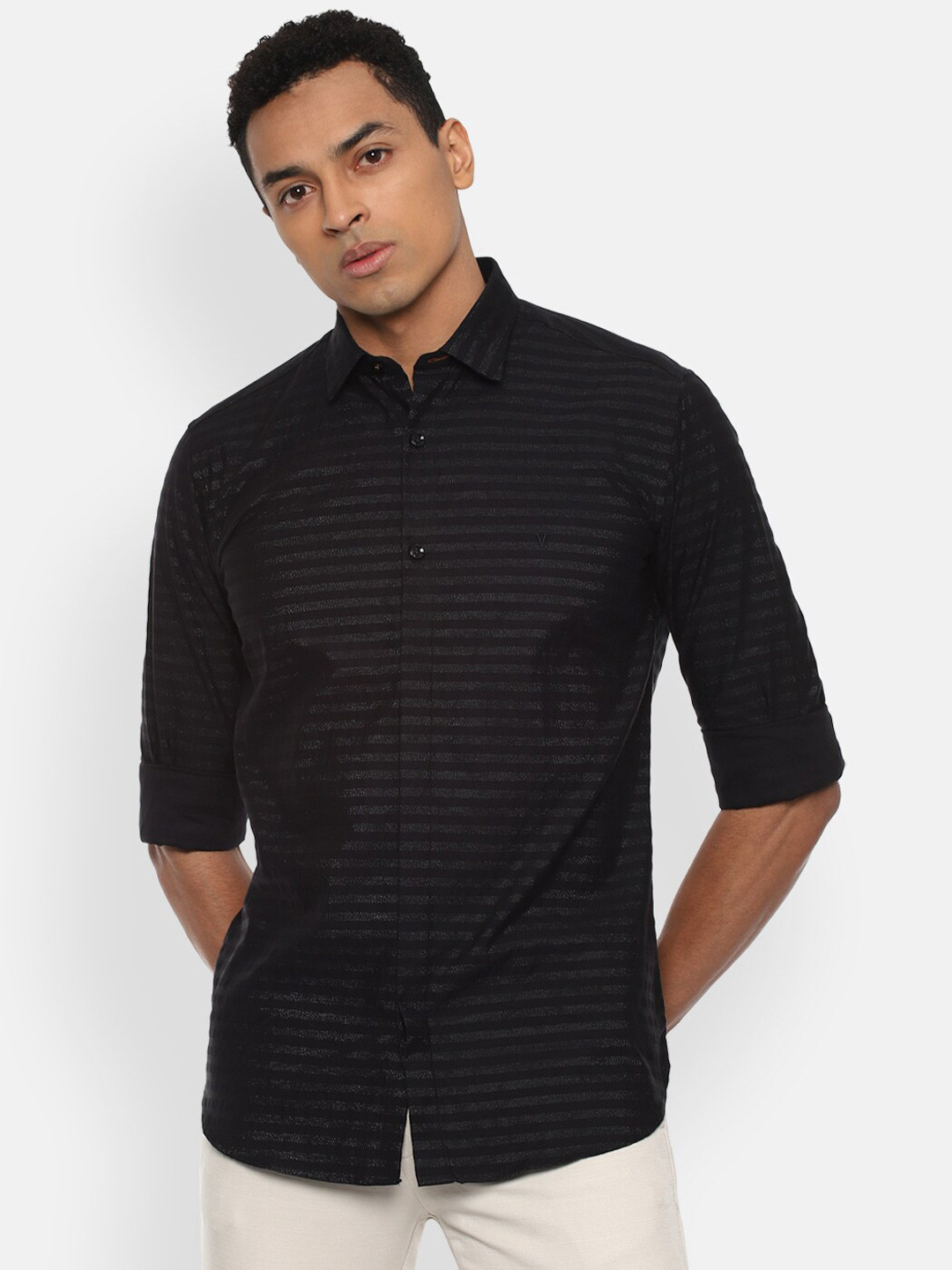 

V Dot Men Black Slim Fit Horizontal Striped Pure Cotton Casual Shirt