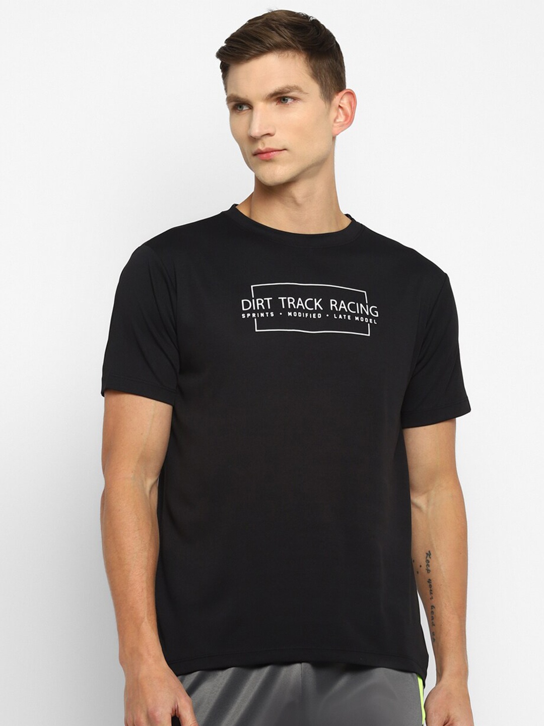 

Yuuki Men Black & White Typography Printed T-shirt