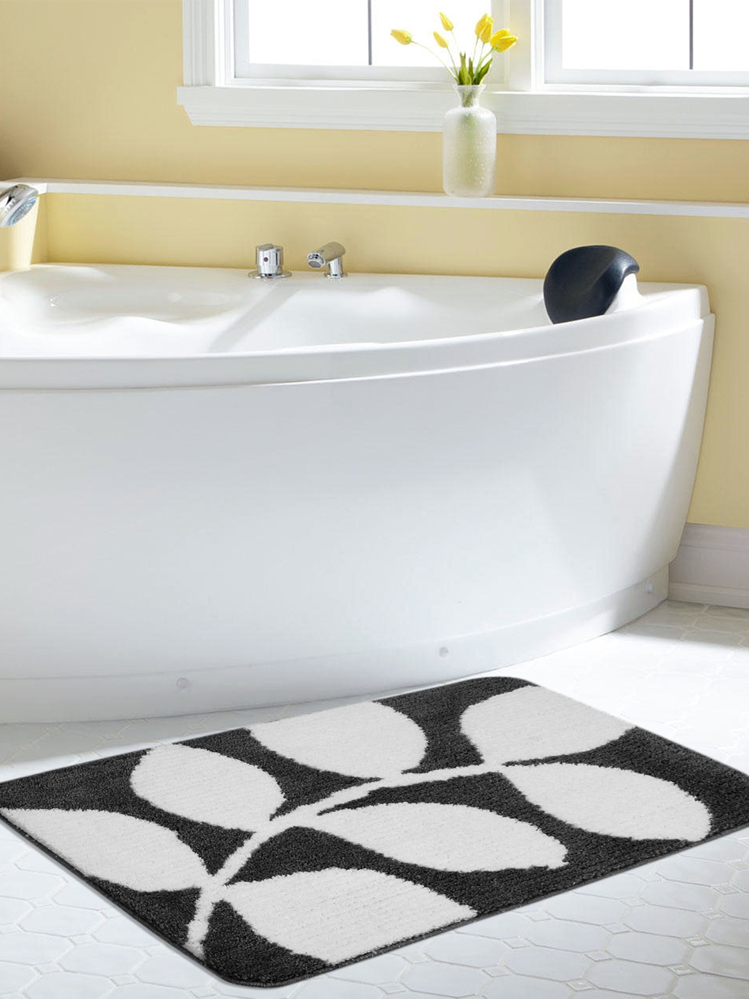 

Saral Home Black & White Rectangular Bath Rug