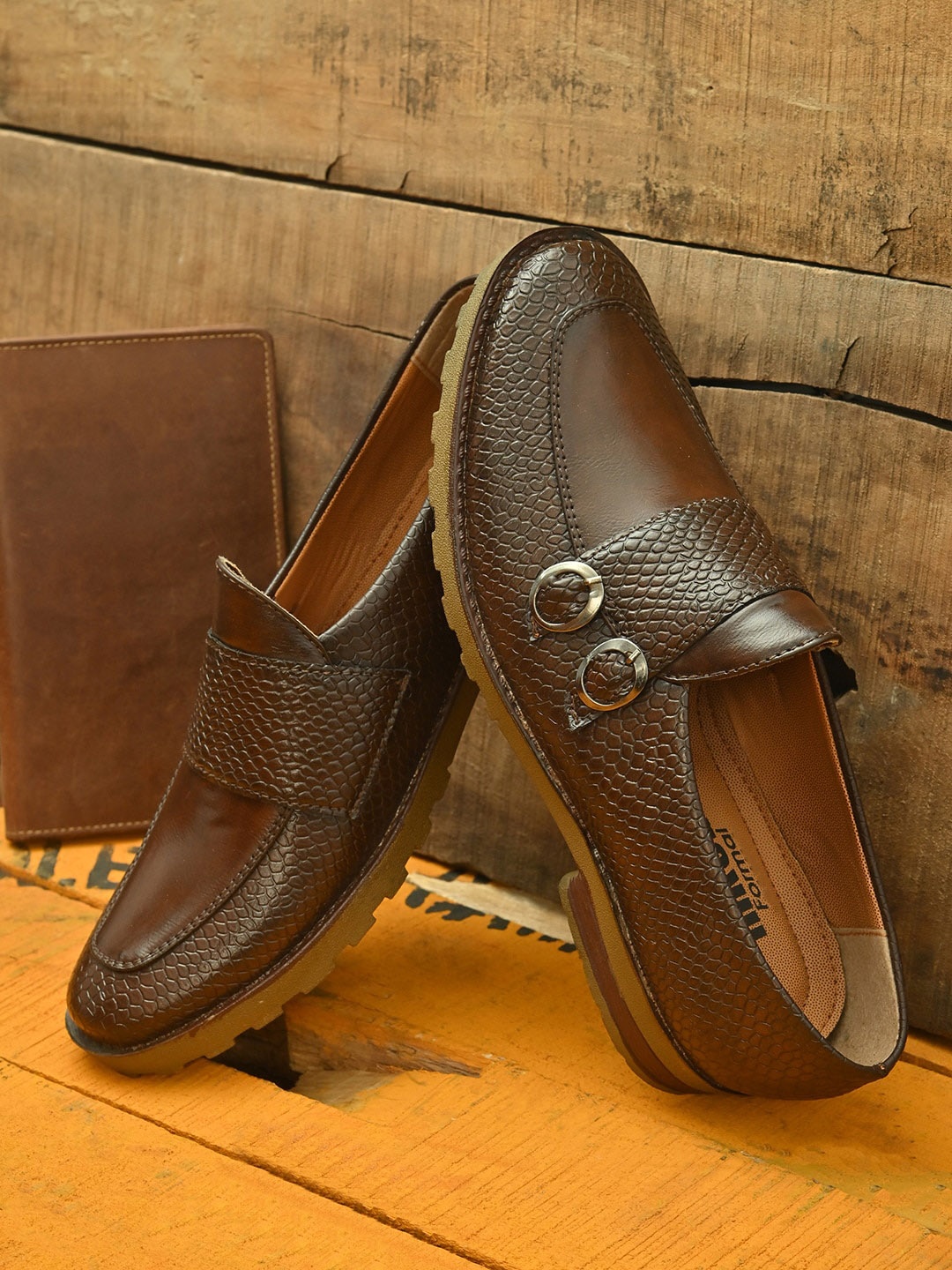

mr wonker Men Brown Textured Loafers