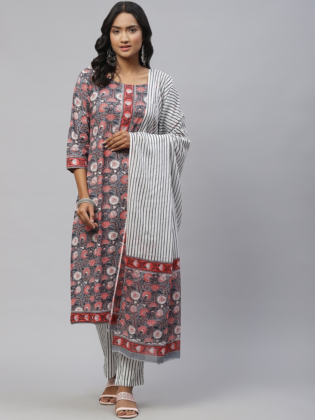

Sasimo Women Grey & Peach-Coloured Ethnic Motifs Printed Gotta Patti Pure Cotton Kurta Set