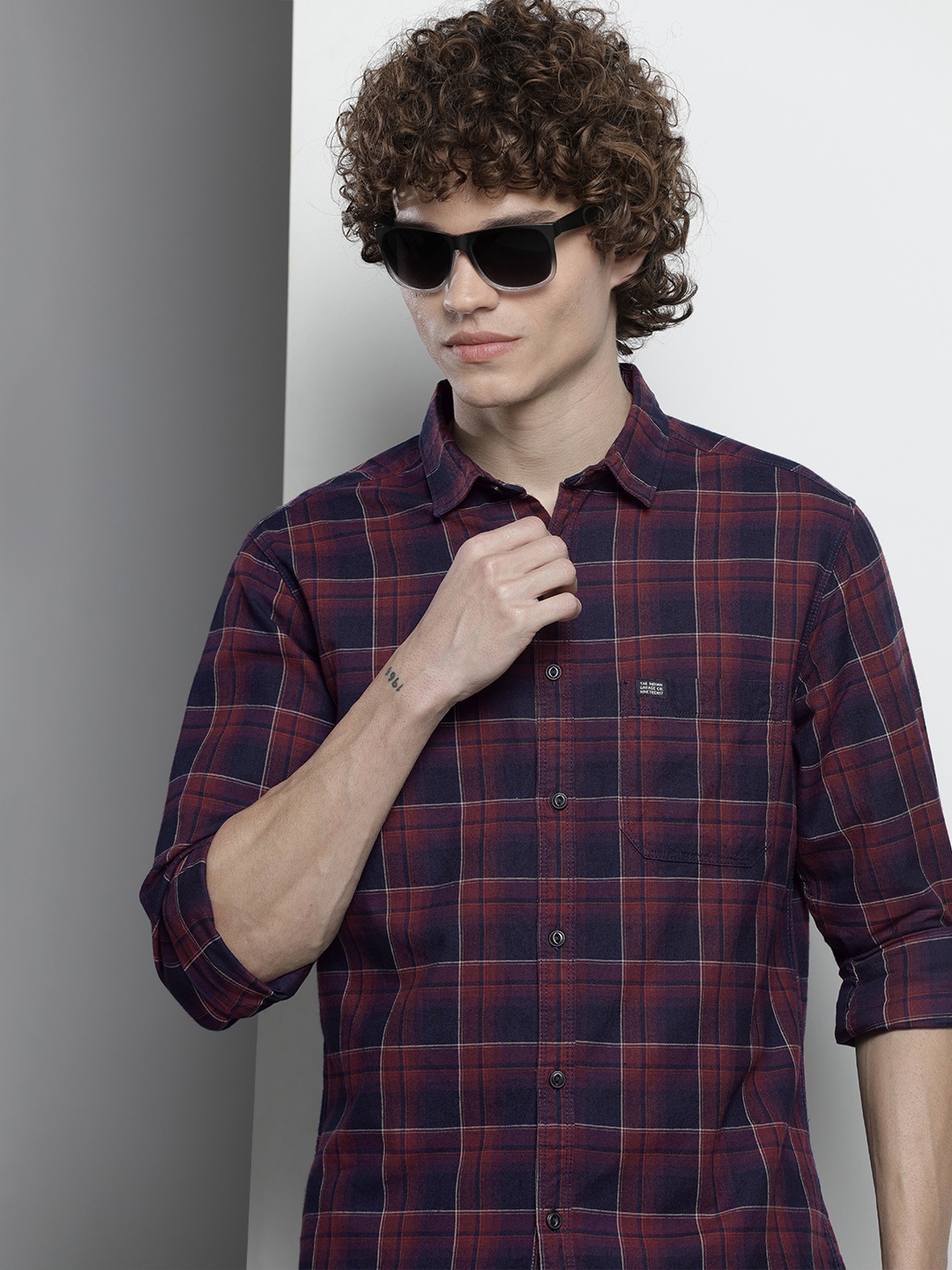 

The Indian Garage Co Men Maroon & Navy Blue Checked Casual Shirt