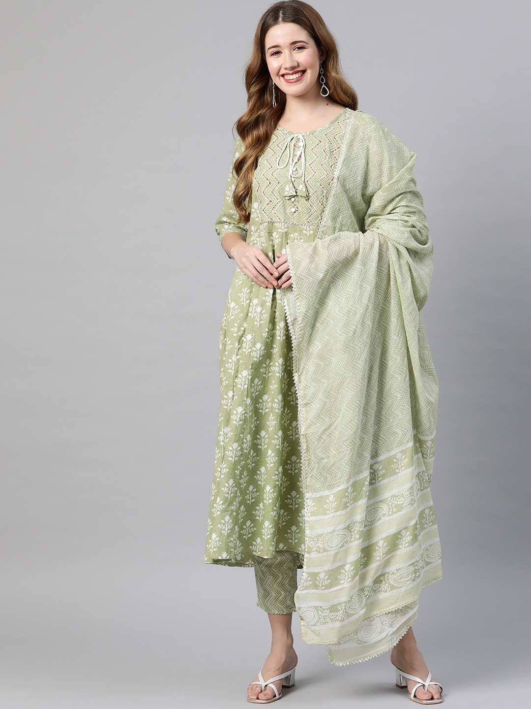 

Vbuyz Women Green Floral Printed Gotta Patti Pure Cotton Kurta with Palazzos & With Dupatta