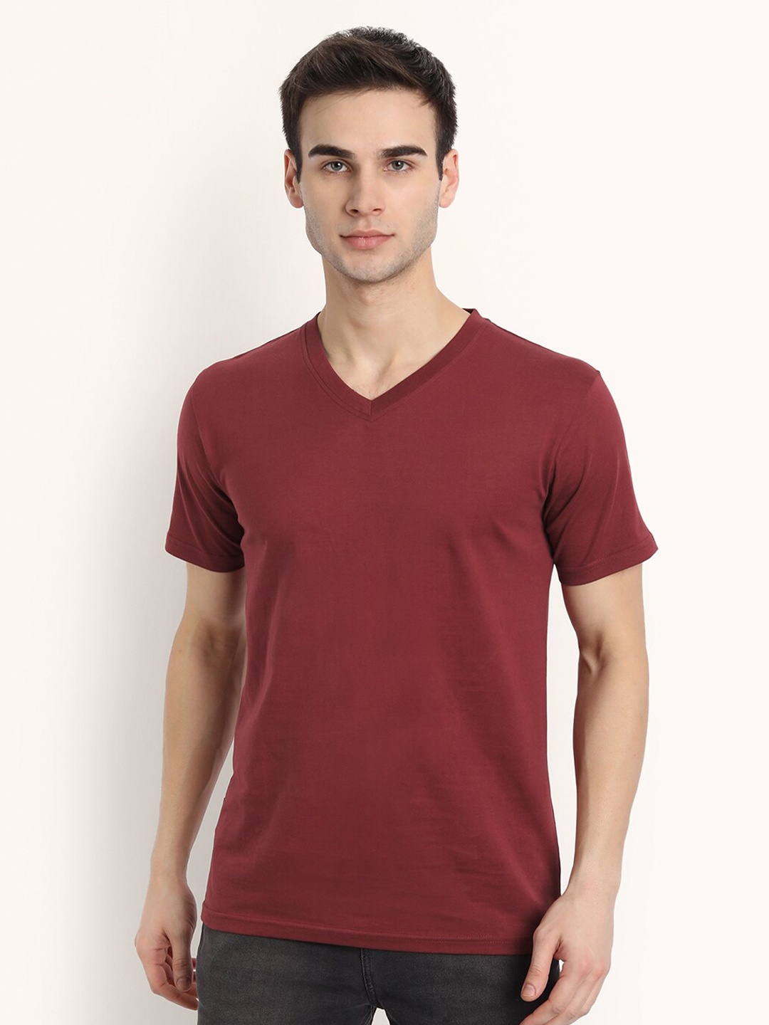 

BE AWARA Men Maroon V-Neck T-shirt