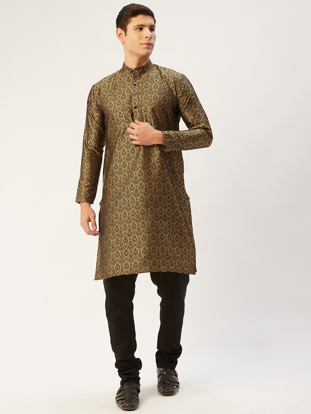 

Jompers Men Gold-Toned & Black Woven Design Jacquard Kurta with Churidar