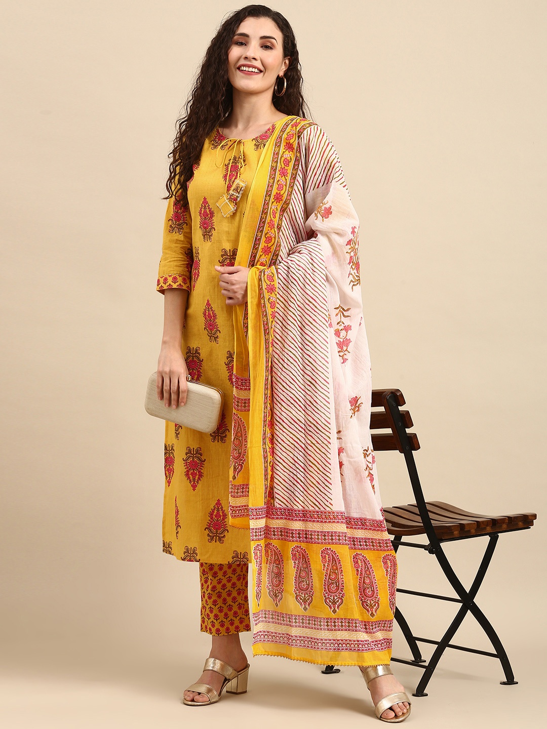 

Janasya Women Yellow Pure Cotton Floral Printed Gotta Patti Kurta Set With Dupatta
