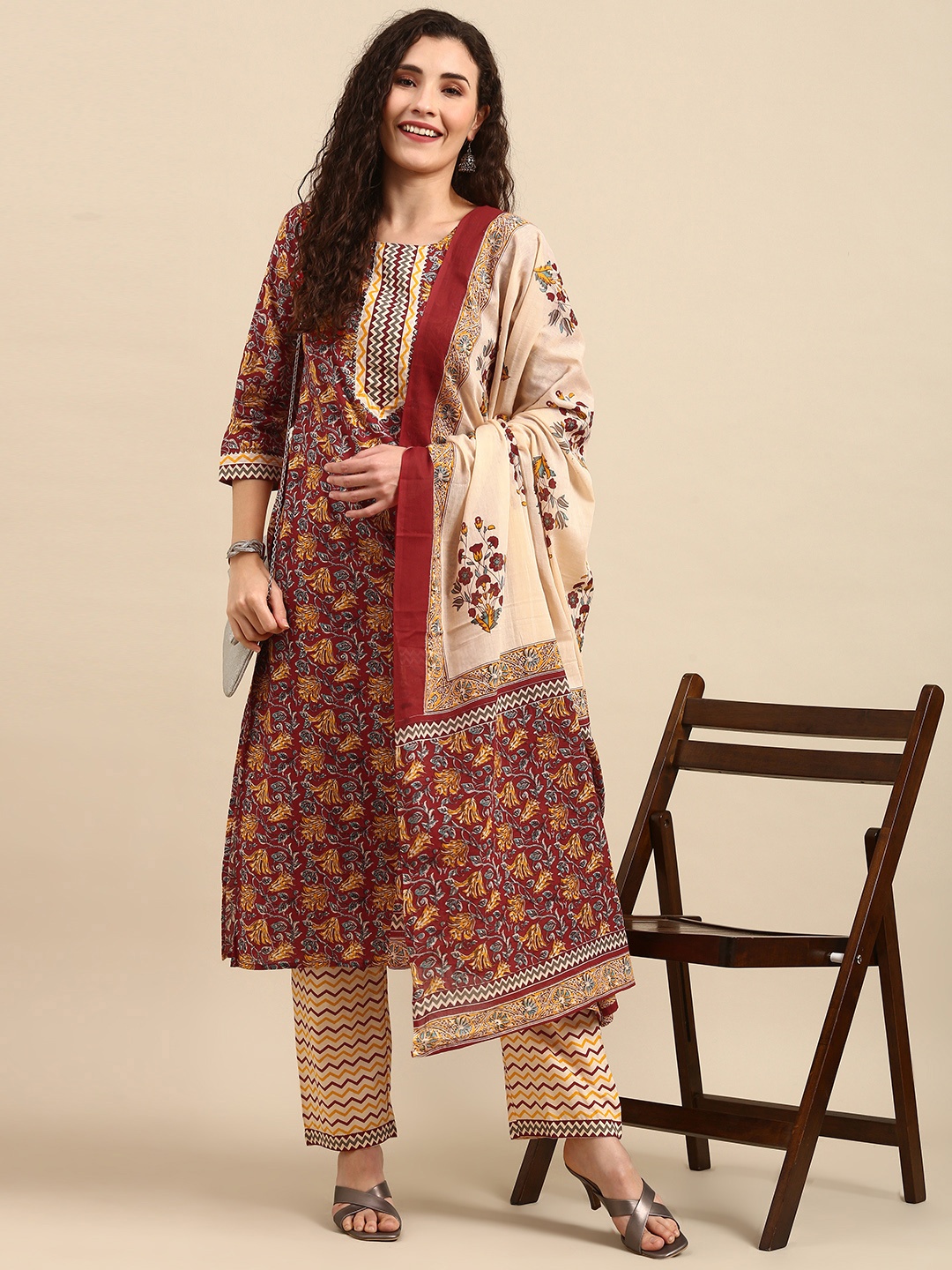 

Janasya Women Red & Yellow Pure Cotton Floral Printed Gotta Patti Kurta Set With Dupatta