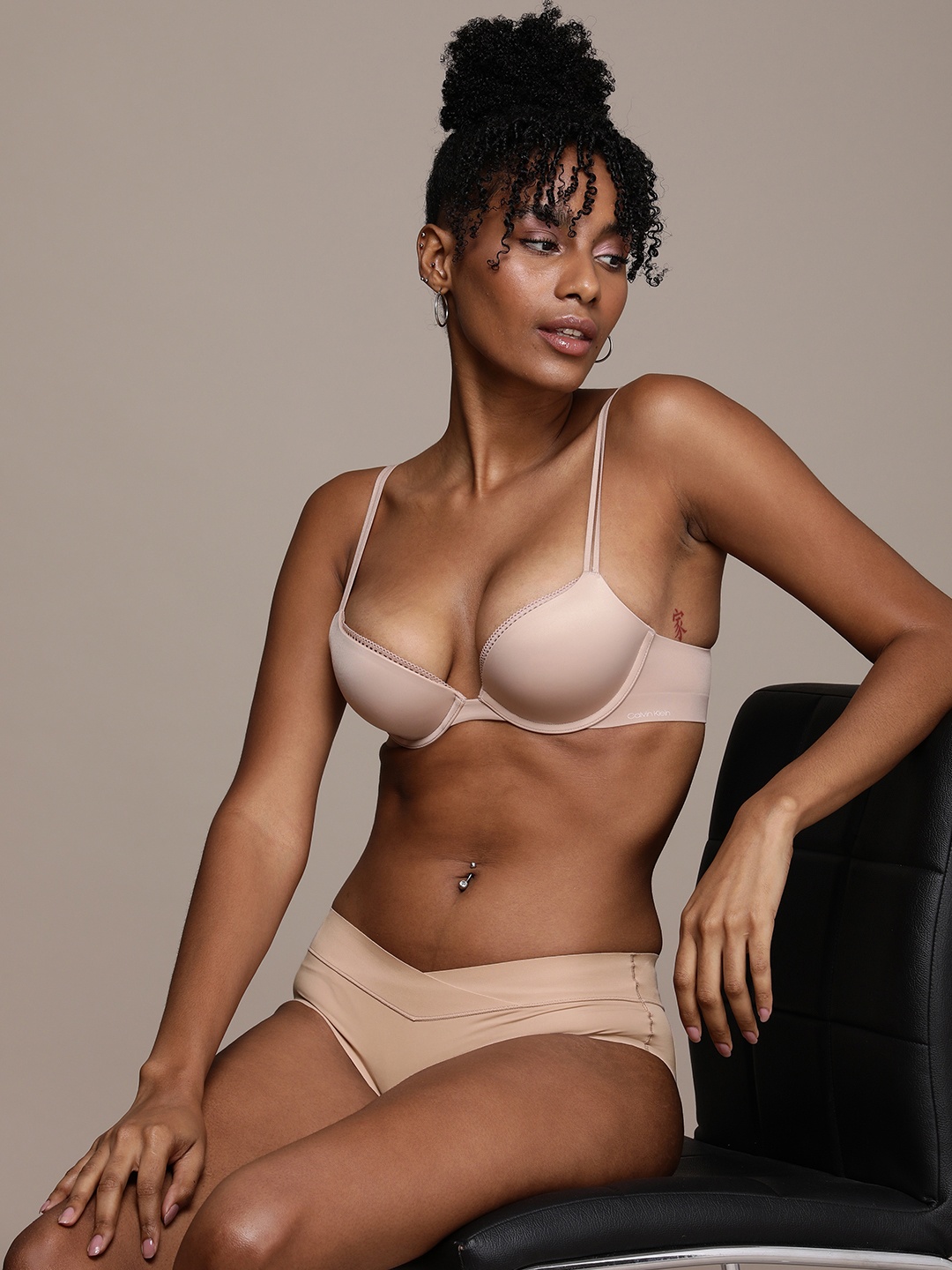 

Calvin Klein Underwear Women Seamless Hipster Brief NEW-QF6357AD7NS-7NS-HONEY ALMOND, Pink