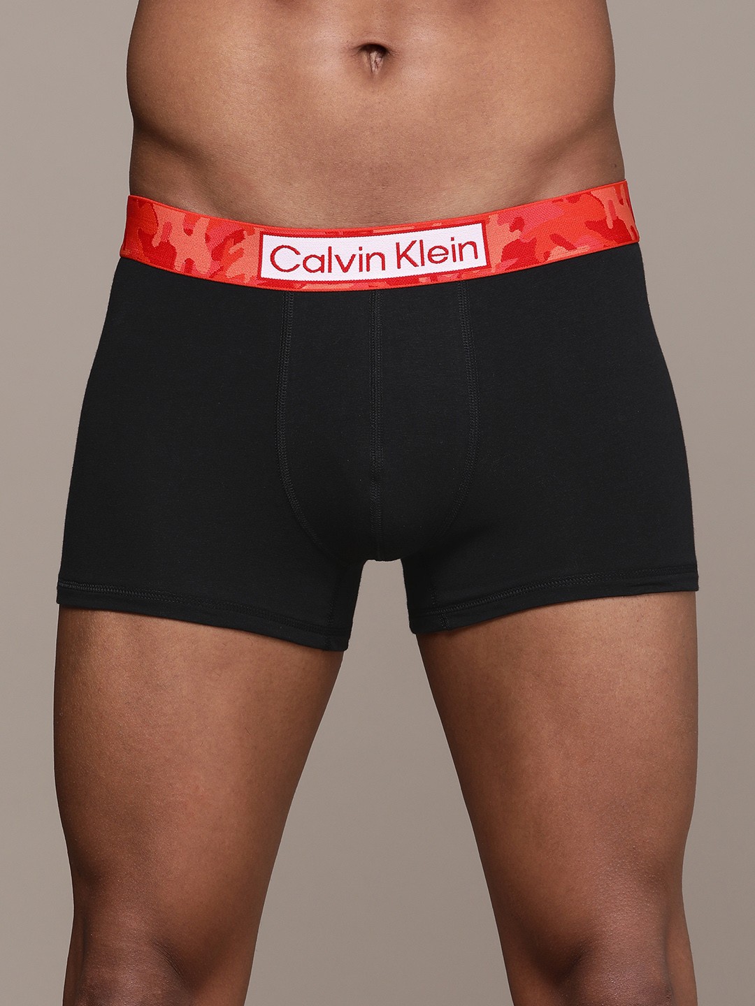 

Calvin Klein Underwear Men Black Typographic Printed Trunk NB31400Y8