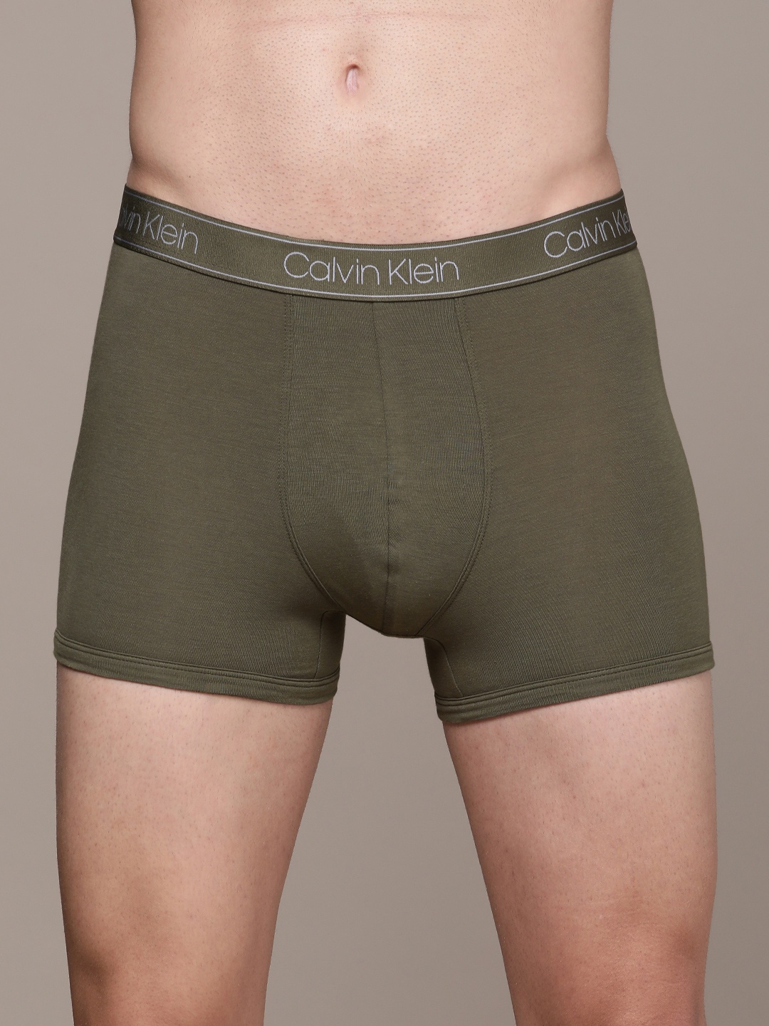 

Calvin Klein Underwear Men Olive Green Solid Trunk NB28640SS