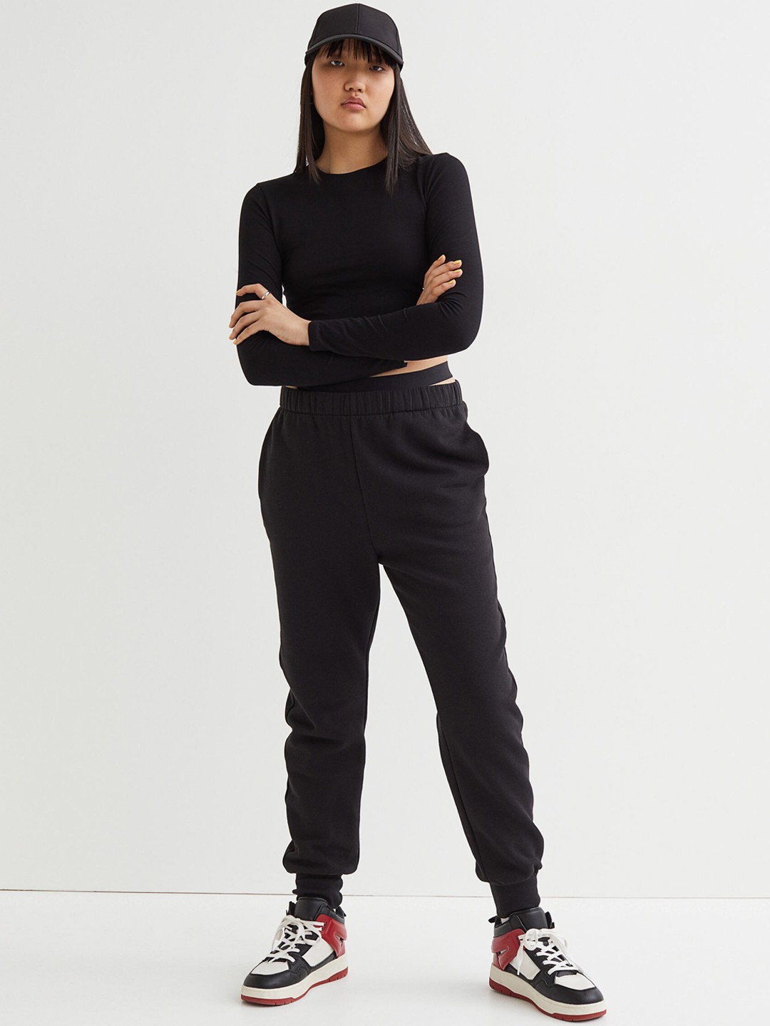 

H&M Women Solid Hog Rise Tapered Fit Joggers, Black
