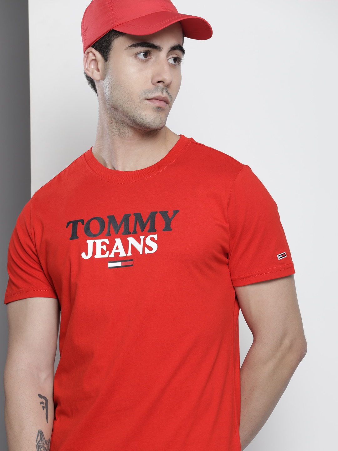 

Tommy Hilfiger Men Red Brand Logo Printed Pure Cotton Slim Fit T-shirt