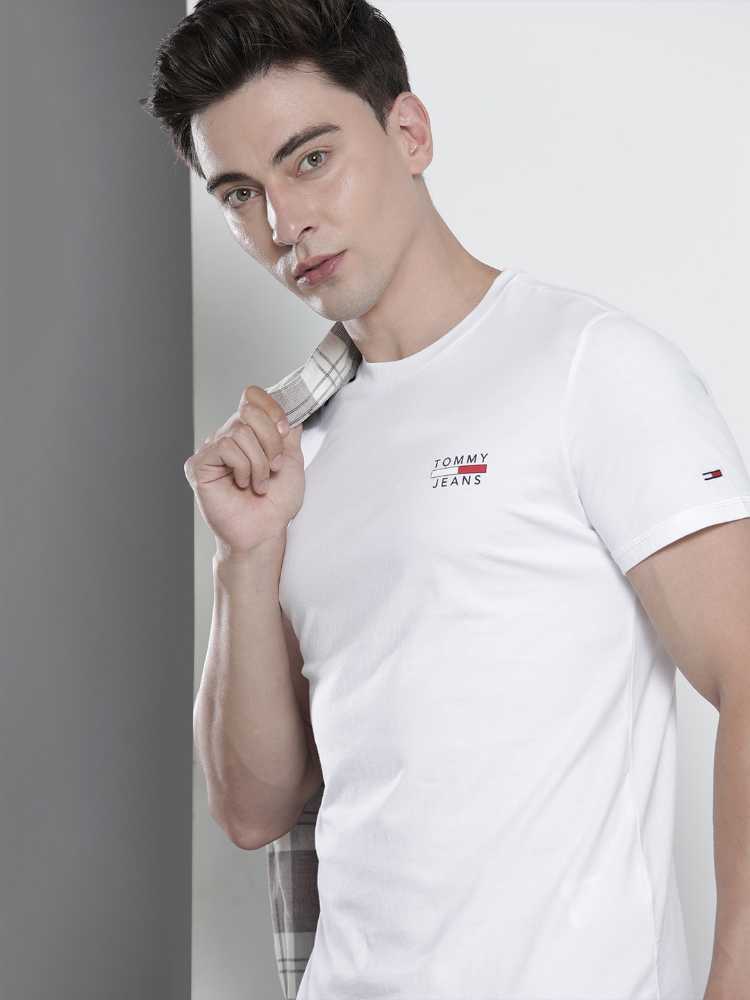 

Tommy Hilfiger Men White Brand Logo Printed Pure Cotton Slim Fit T-shirt