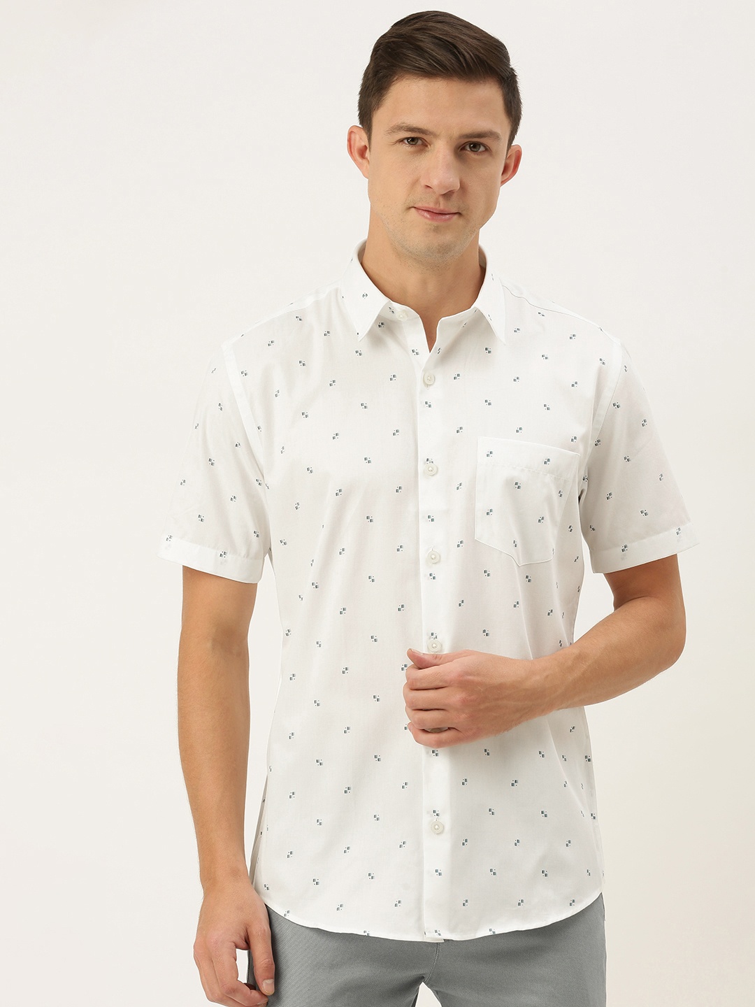 

Burnt Umber Men White & Blue Pure Cotton Standard Fit Printed Casual Shirt