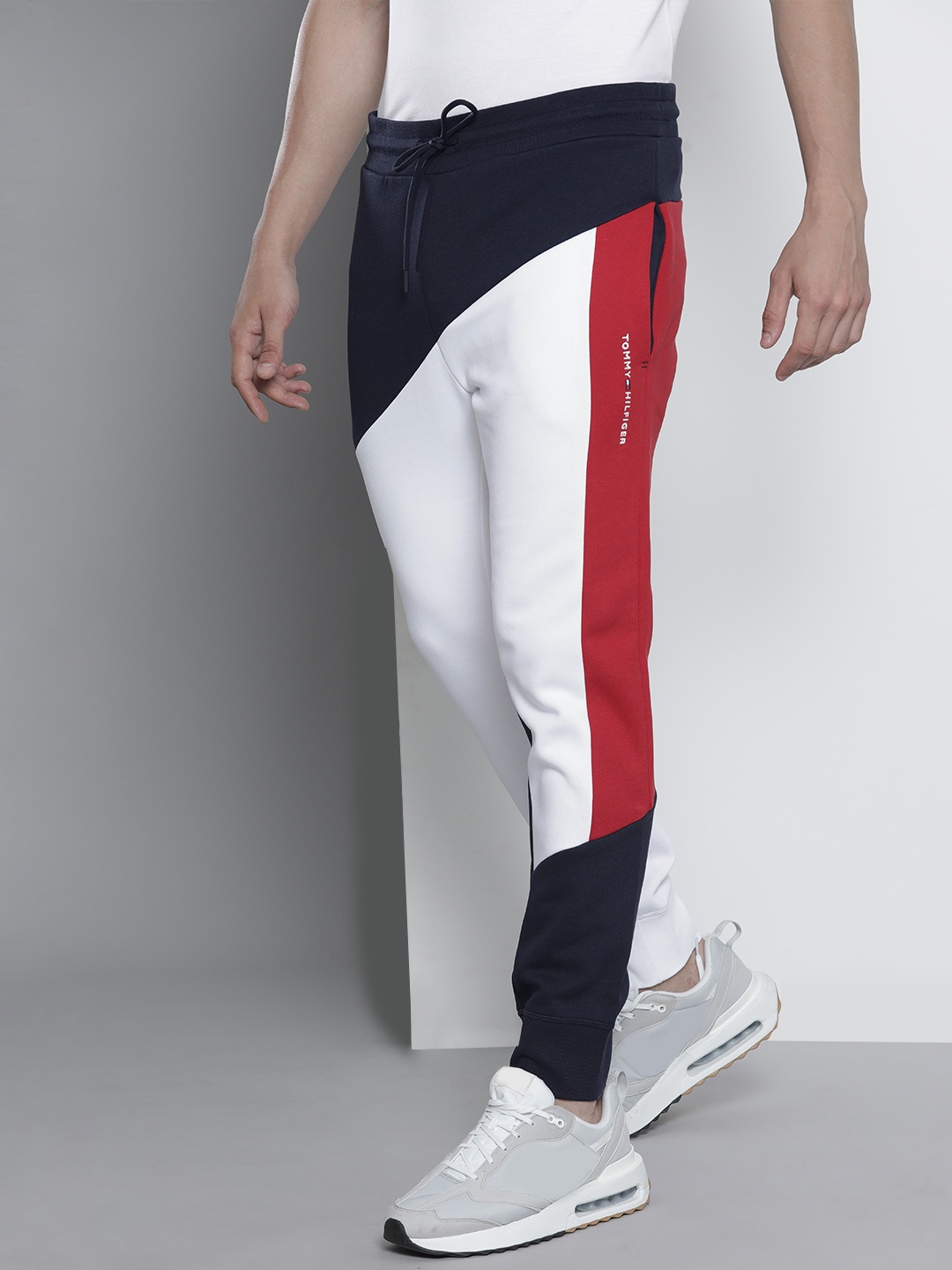 

Tommy Hilfiger Men Navy Blue & White Colourblocked Slim Fit Mid-Rise Knitted Joggers