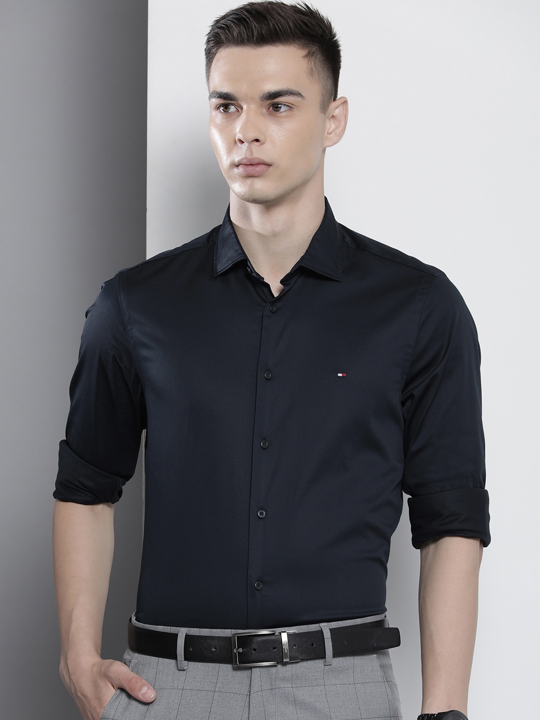 

Tommy Hilfiger Men Navy Blue Solid Slim Fit Formal Shirt