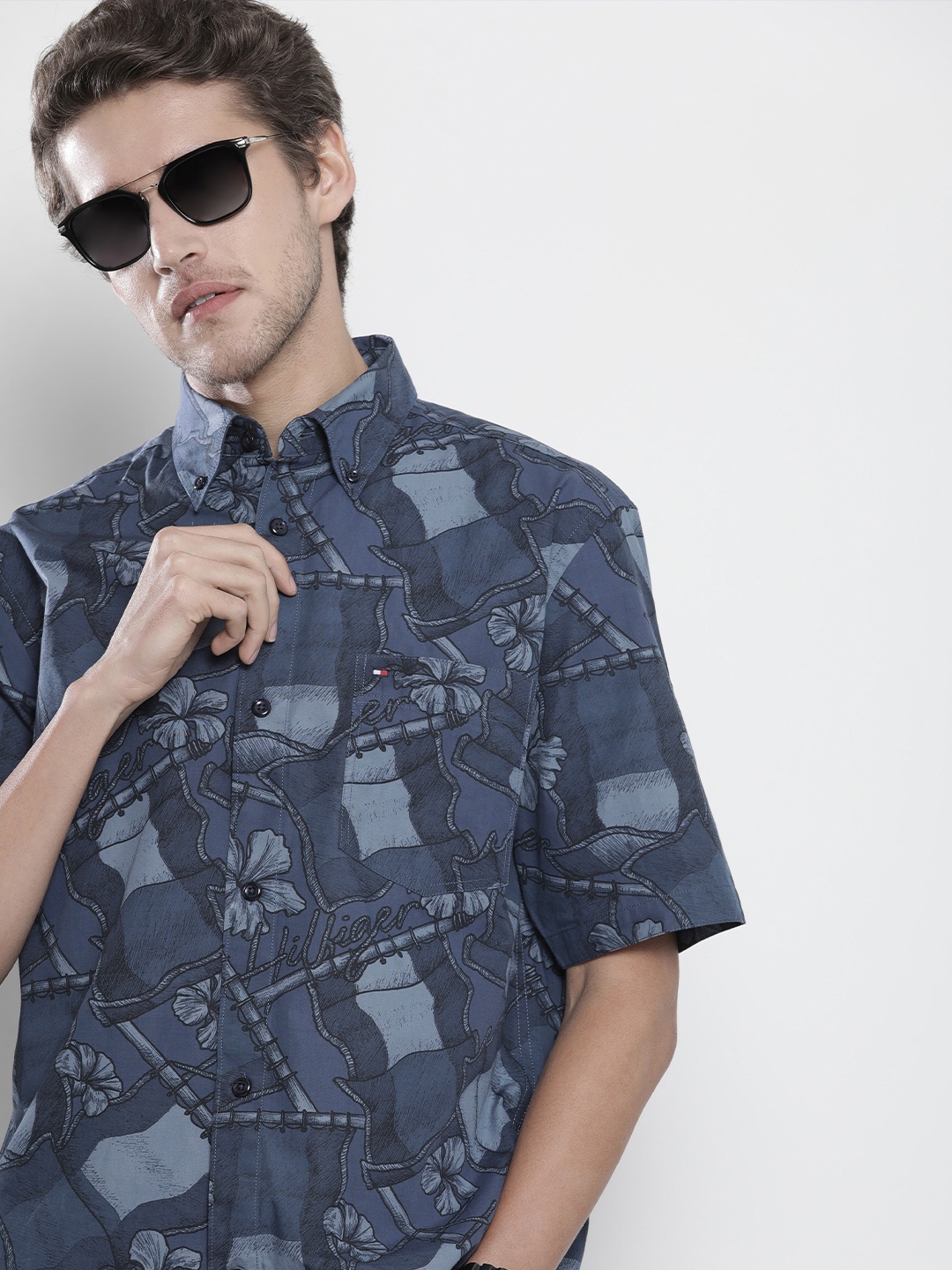 

Tommy Hilfiger Men Navy Blue Floral Printed Pure Cotton Casual Shirt