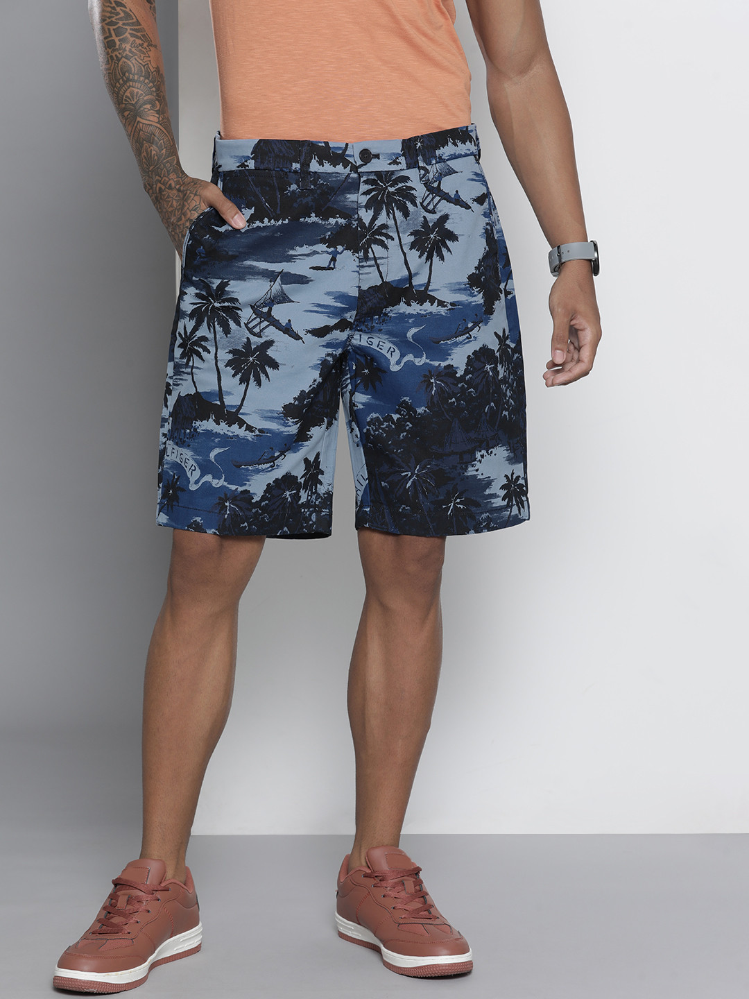 

Tommy Hilfiger Men Navy Blue Tropical Printed Regular Shorts