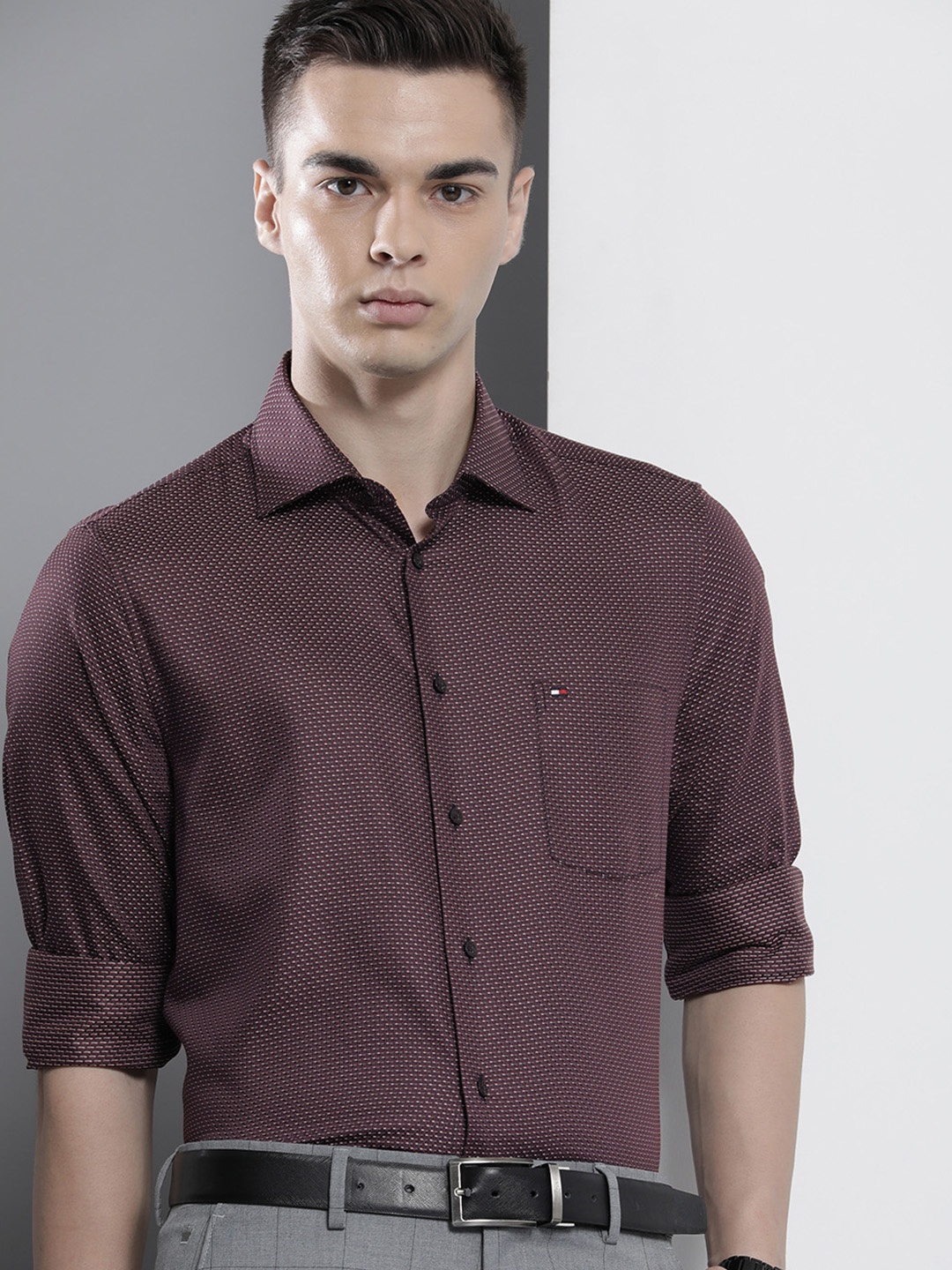 

Tommy Hilfiger Men Burgundy Self Design Pure Cotton Tailored Formal Shirt