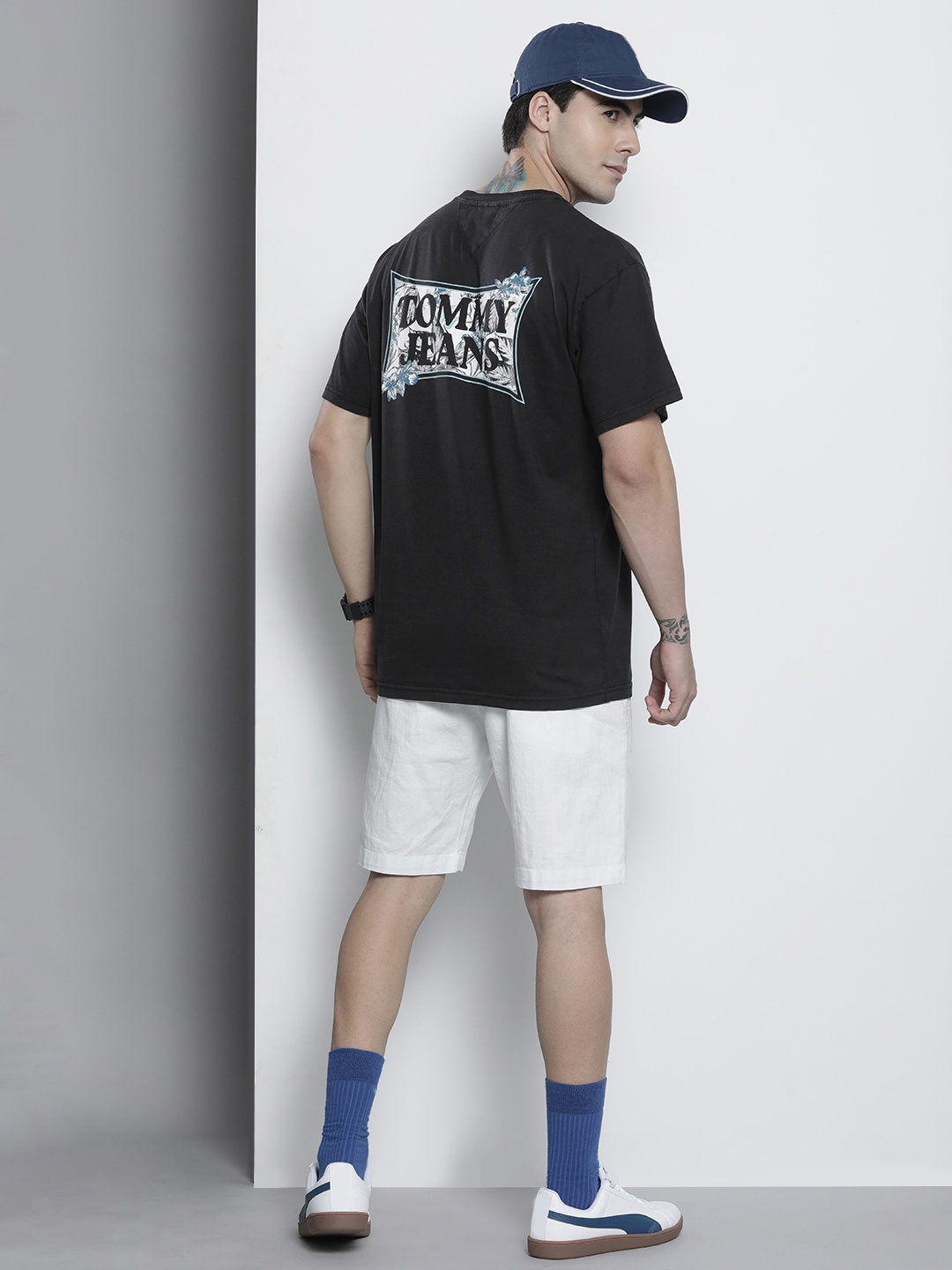 

Tommy Hilfiger Men Black & White Printed Extended Sleeves T-shirt