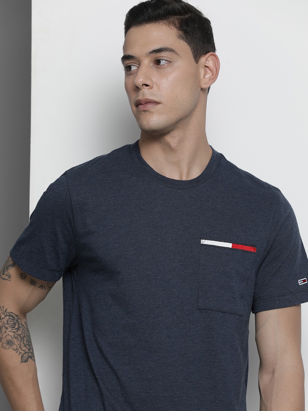 

Tommy Hilfiger Men Navy Blue Brand Logo T-shirt