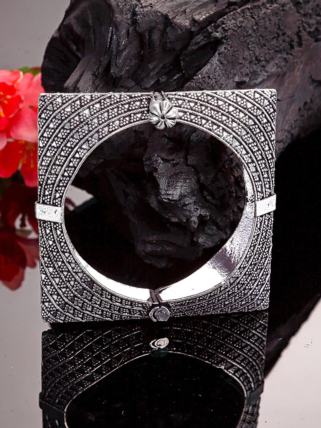 

Moedbuille Women Silver-Toned Brass Oxidised Silver-Plated Bangle-Style Bracelet