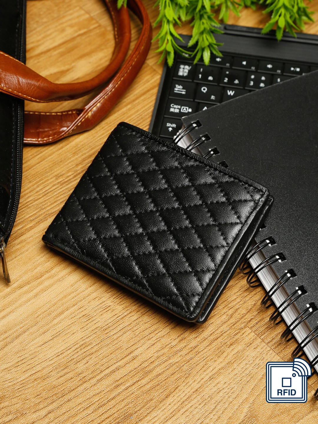 

LOUIS STITCH Men Textured Quilted Leather Two Fold Wallet, Black