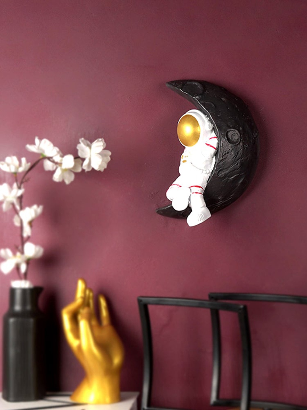 

THE ARTMENT Black & White Astronaut Landing On Moon Wall Decor