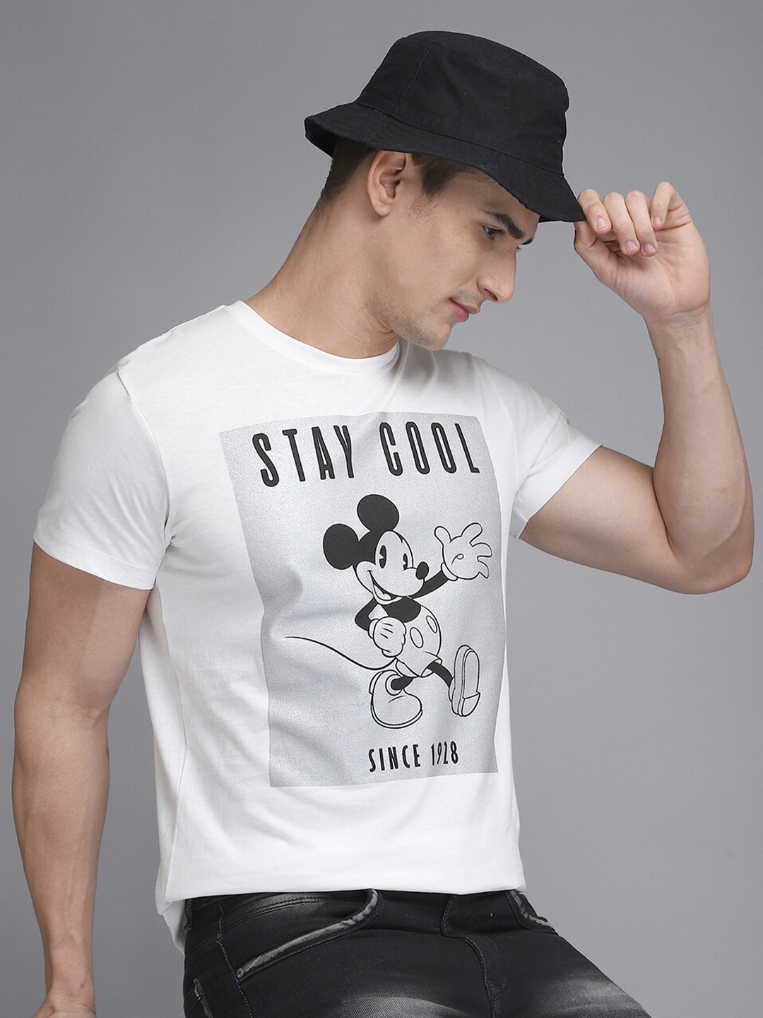 

Free Authority Men White Mickey & Friends Printed T-shirt