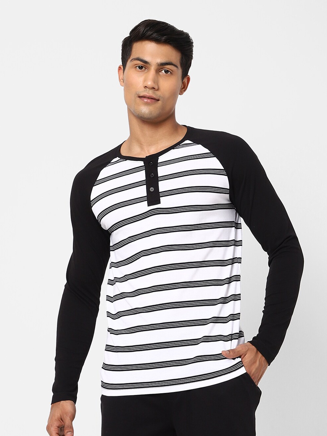 

Ajile by Pantaloons Men White & Navy Blue Slim Fit Pure Cotton Lounge T-shirt