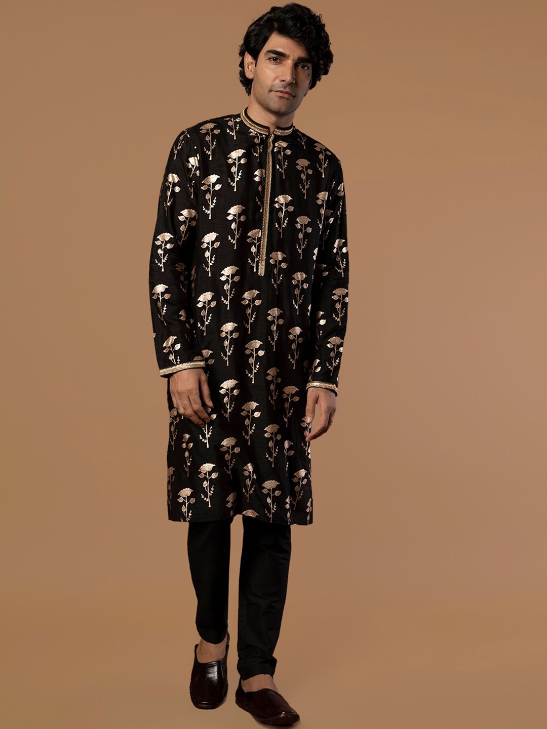 

Masaba Men Black Floral Printed Raw Silk Raw Silk Kurta