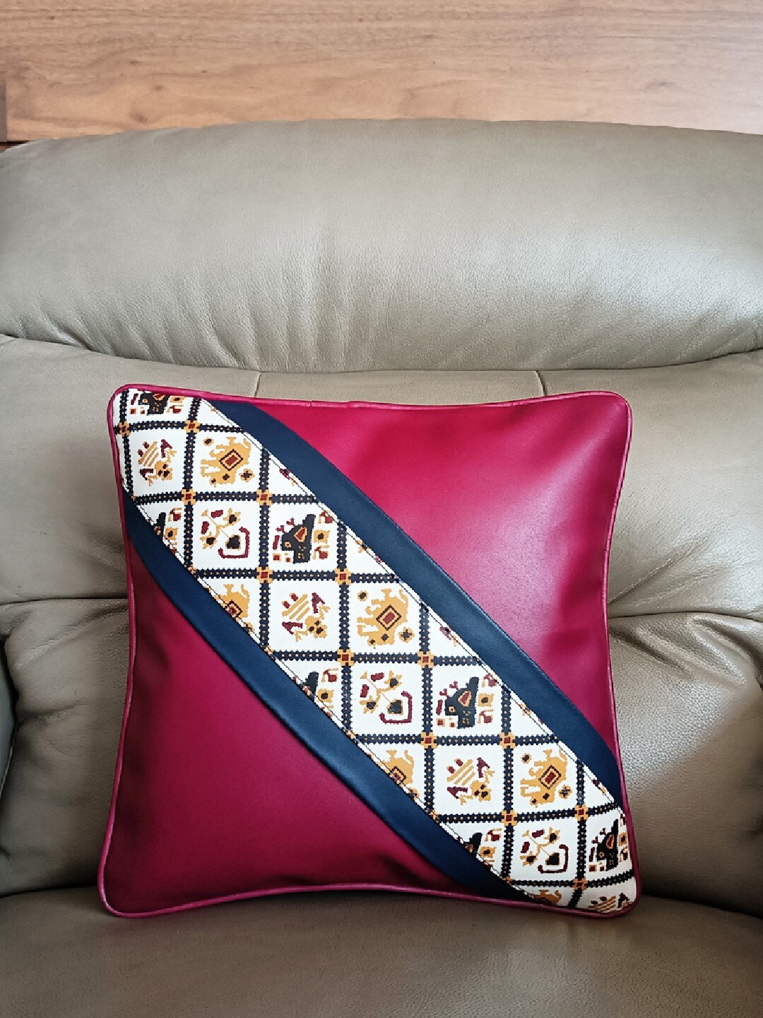

IMARS Maroon & White Set of 2 Square Cushion Covers
