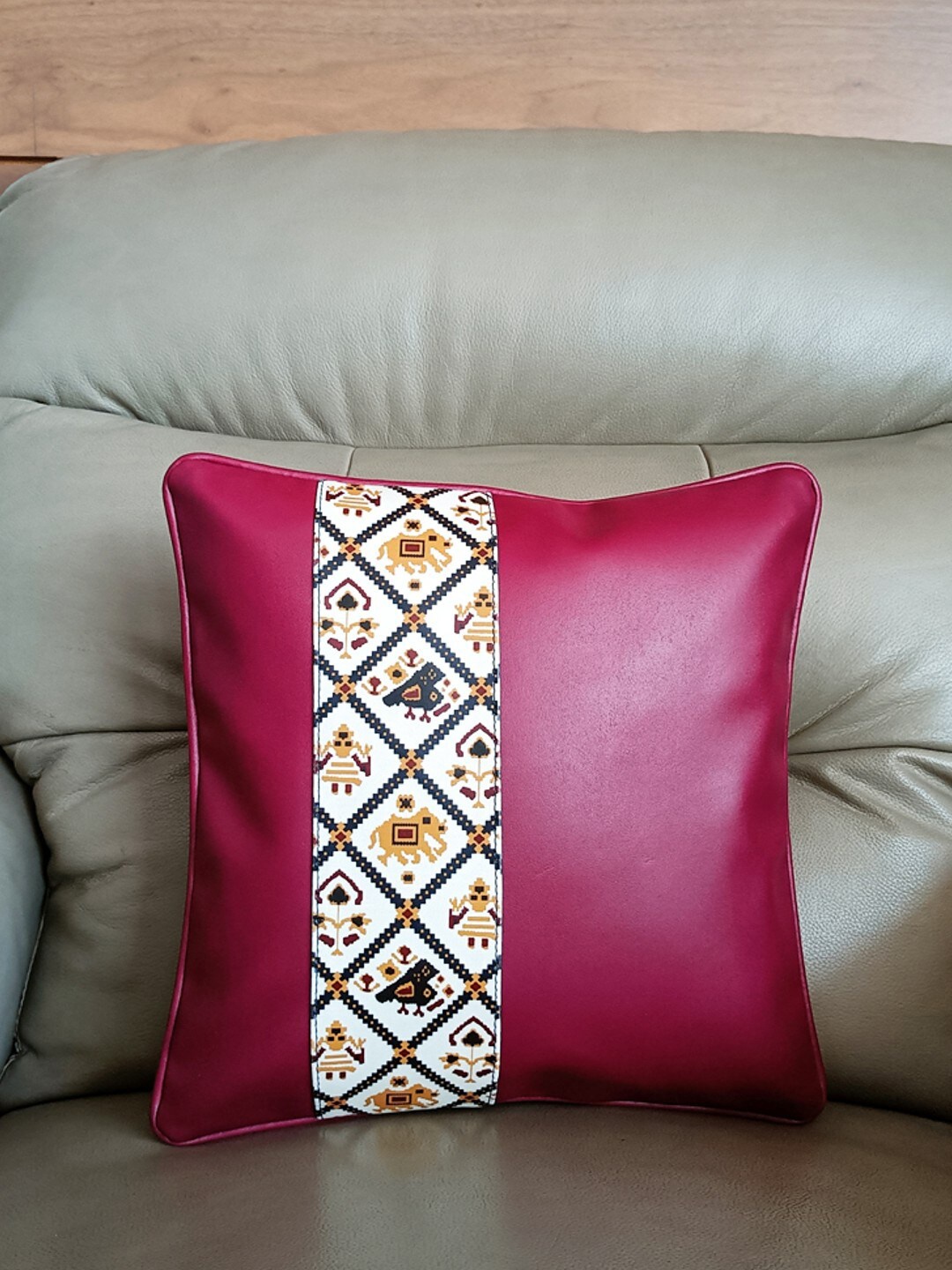 

IMARS Maroon & White Set of 2 Printed Square Cushion Covers