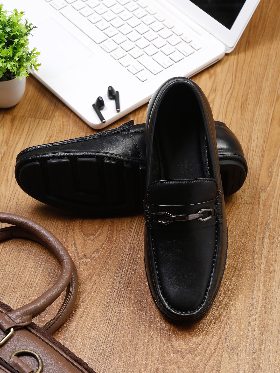 

MONKS & KNIGHTS Men Black Textured Leather Driving Shoes