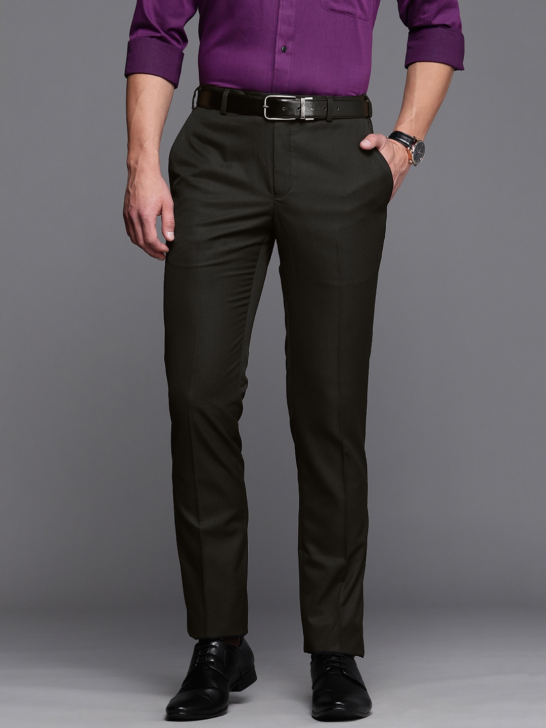 

Raymond Men Black Solid Slim Fit Mid-Rise Plain Woven Flat-Front Formal Trousers