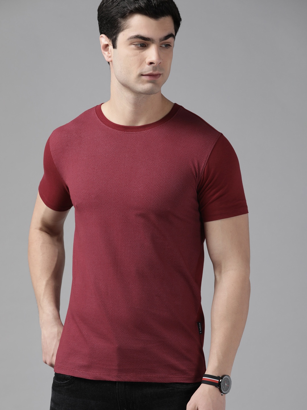 

V Dot Men Maroon Printed Pure Cotton Slim Fit T-shirt