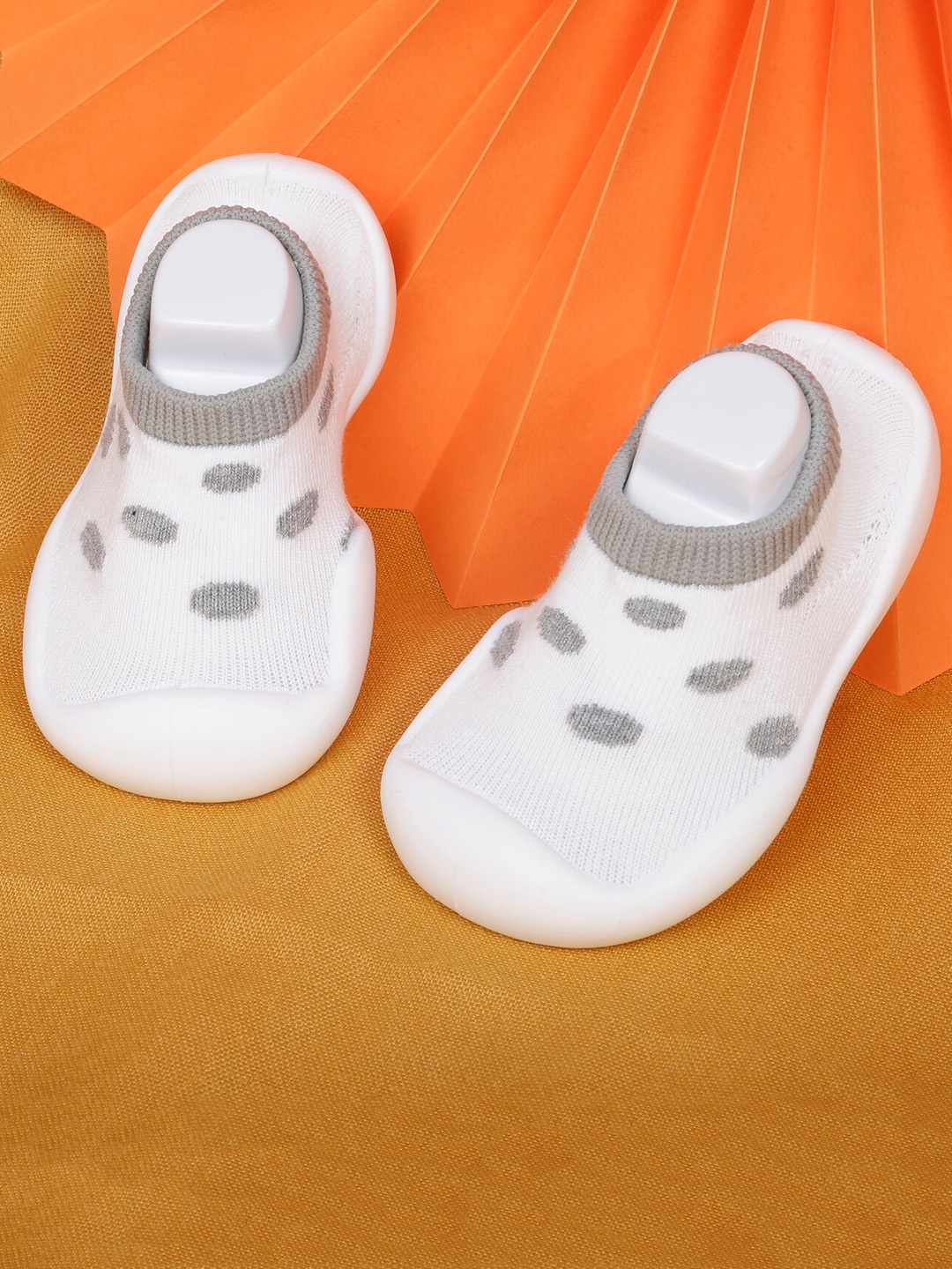 

Baby Moo Unisex Kids Grey Polka Dots Printed Slip-On Sneakers