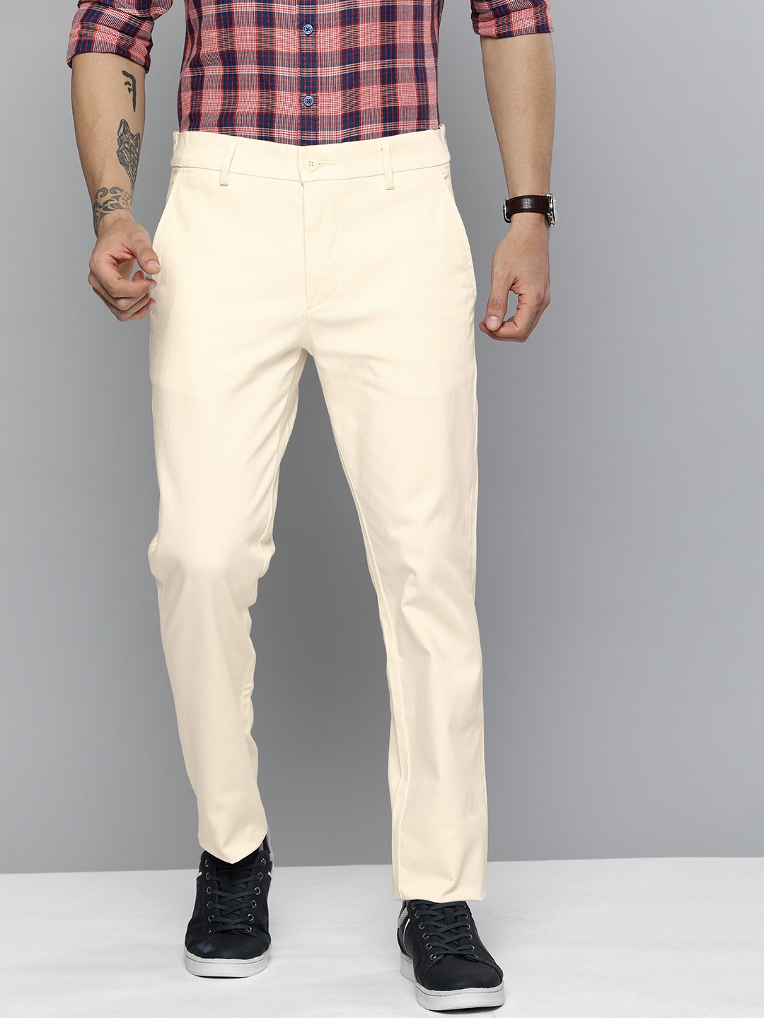 

Levis Men Cream-Coloured Slim Fit Mid-Rise Chinos Trousers