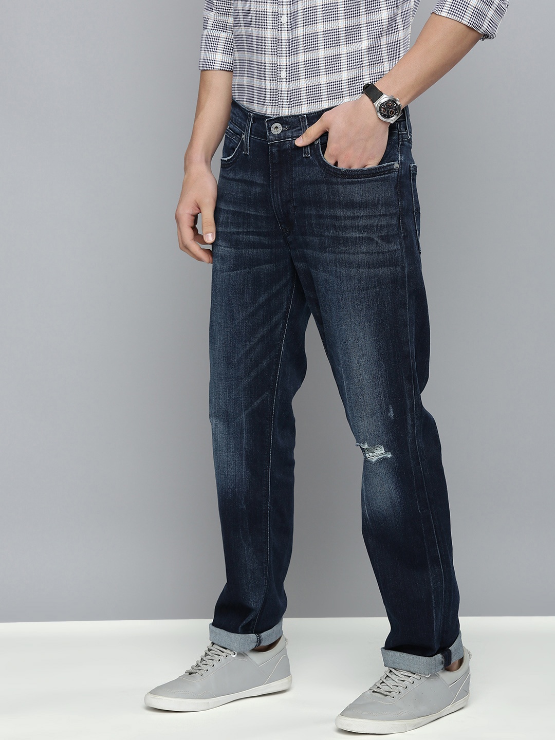 

Levis Men Blue Slim Fit Low Distress Light Fade Stretchable Jeans
