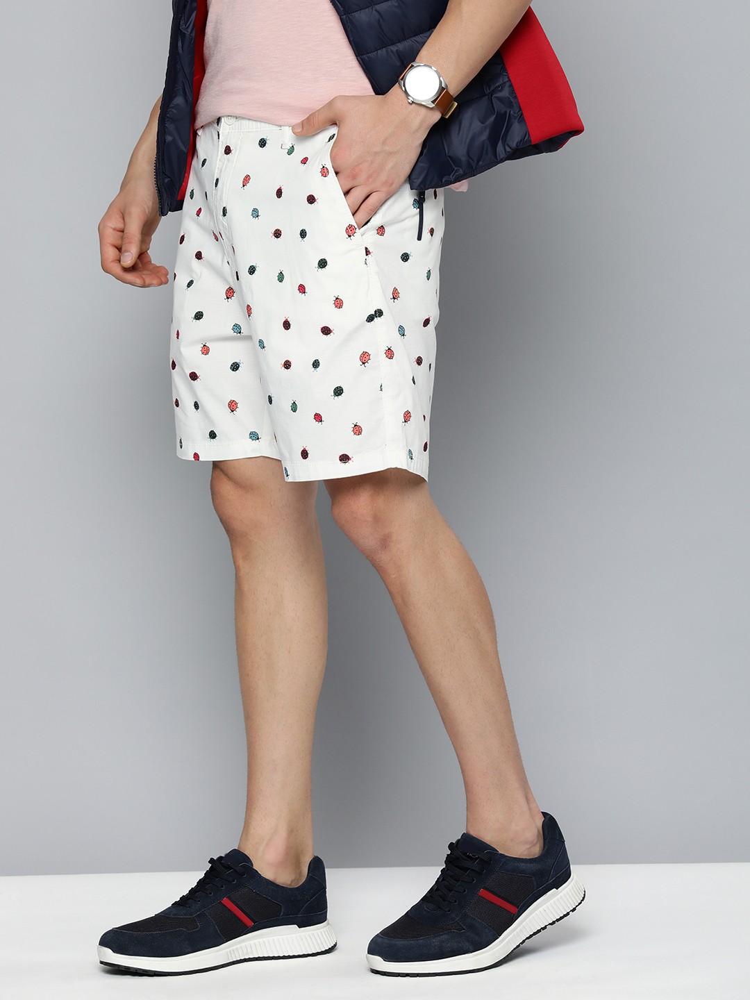 

Levis Men White Conversational Printed Chino Shorts
