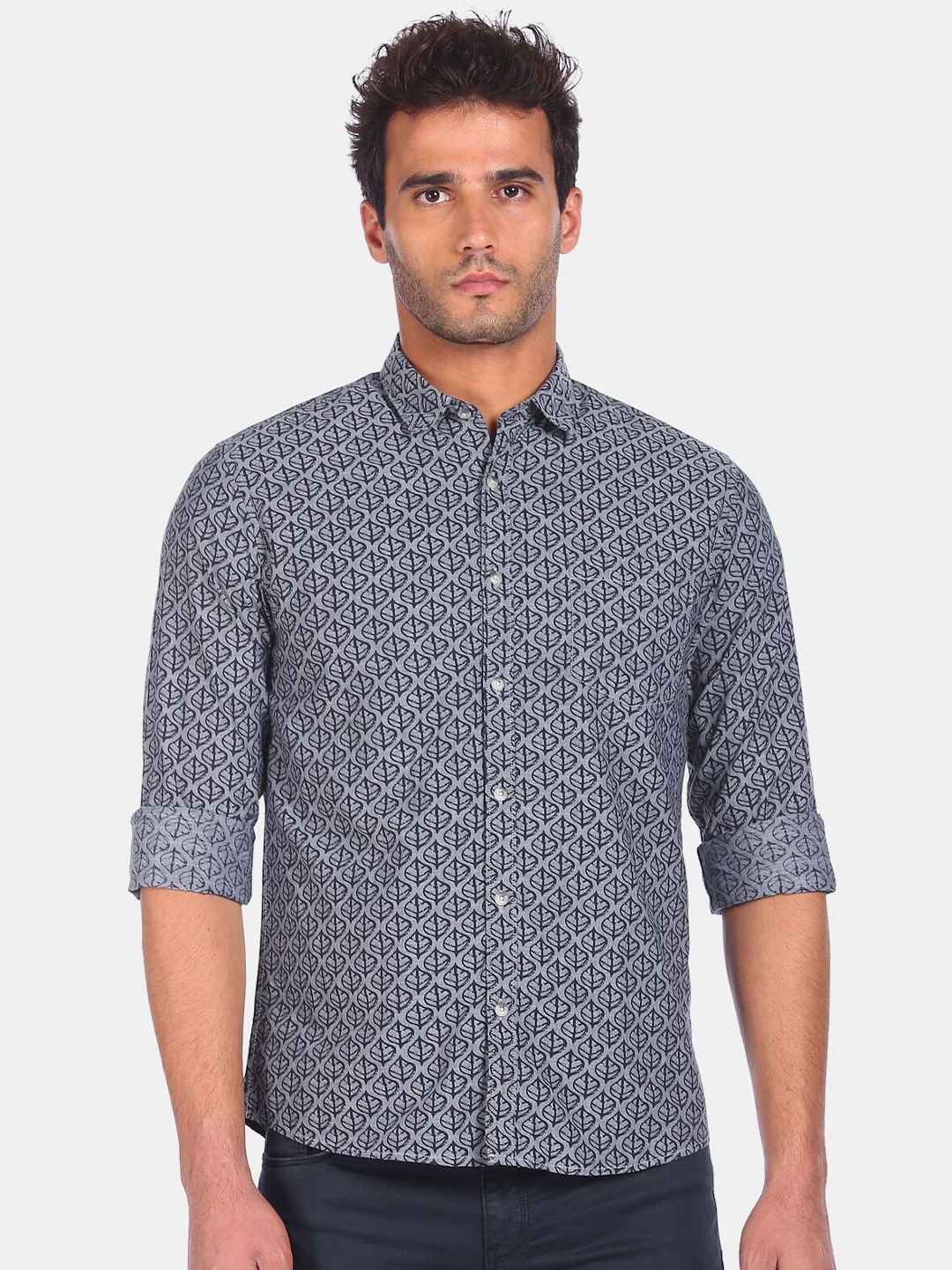 

Ruggers Men Grey & Black Floral Printed Pure Cotton Casual Shirt